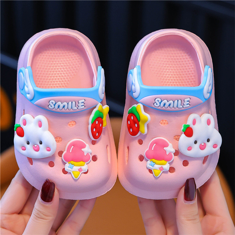 Dâu Thỏ Dép Trẻ Em Dép Nữ Hoạt Hình Dễ Thương Mùa Hè Trung Nhỏ Trẻ Em Chống Trơn Trượt Nhà Trẻ Em Tắm Baotou Lỗ Giày