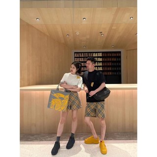 13232ac Mùa hè haute couture Áo thun ngắn tay tối giản dành cho nam và nữ với thiết kế thích hợp áo nửa tay