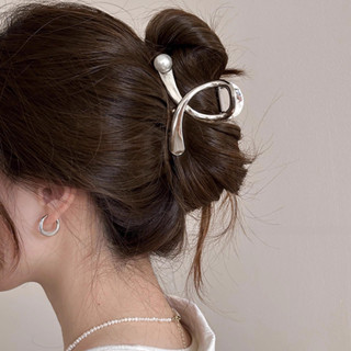 2024 Phong Cách Mới Kim Loại Đeo Chéo Ngọc Trai Lấy Kẹp Tóc Nữ Số. Kẹp cá mập