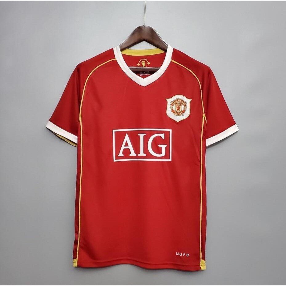 Jersi retro sân nhà Manchester United từ năm 1996 đến 2008, với hình ảnh Beckham và Ronaldo