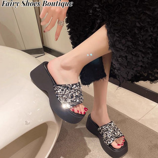 Dép nữ hợp thời trang phong cách Hàn Quốc. Dép và dép đính sequin. Mặc bên ngoài của đáy dày của bánh muffin được tăng lên. Giày thường ngày kéo một từ