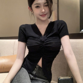 Áo baby tee Áo Coquette Tay Ngắn Áo Kiểu Nữ ôm body Thiết Kế Cảm Giác Xếp Ly Ba Chiều Hoa Cổ Chữ V Áo Len Nữ Mùa Hè Khe Không Đều Slim-fit Ni