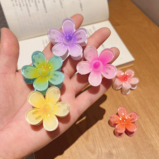 Kẹp tóc hoa nhựa phổ biến dành cho nữ