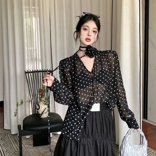 Áo sơ mi dài tay cổ chữ V cổ chữ V dáng rộng thời trang chấm bi