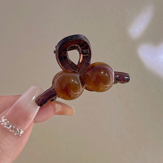 Kẹp cá mập hổ phách Cherry Clip dành cho nữ