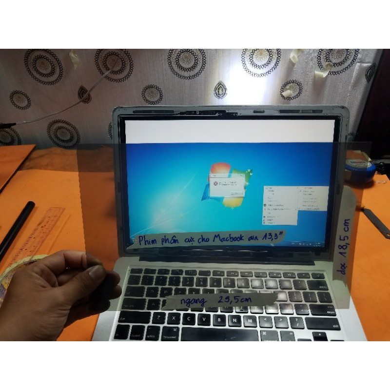 phim phân cực macbook air tặng dao,khăn lau,hướng dẫn dán
