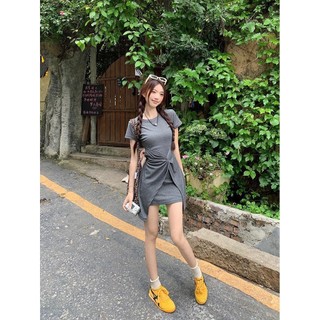 Yuewen Xoắn Màu Xám Ngắn Tay Đầm Nữ Tính Khí Eo Eo Eo Ôm Hơn Nhìn Không Đều Áo Thun Váy Ngắn