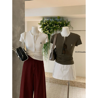 Áo thun ngắn tay cổ tròn dáng body cúc ở ngực thêu hình ngựa WGWE #W3794