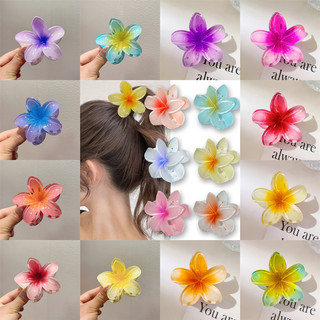 Kẹp tóc hoa nhựa phổ biến dành cho nữ
