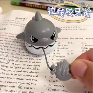 Móc khóa đồ chơi cá mập săn mồi chạy cót vui nhộn 9x6.4x5.3cm