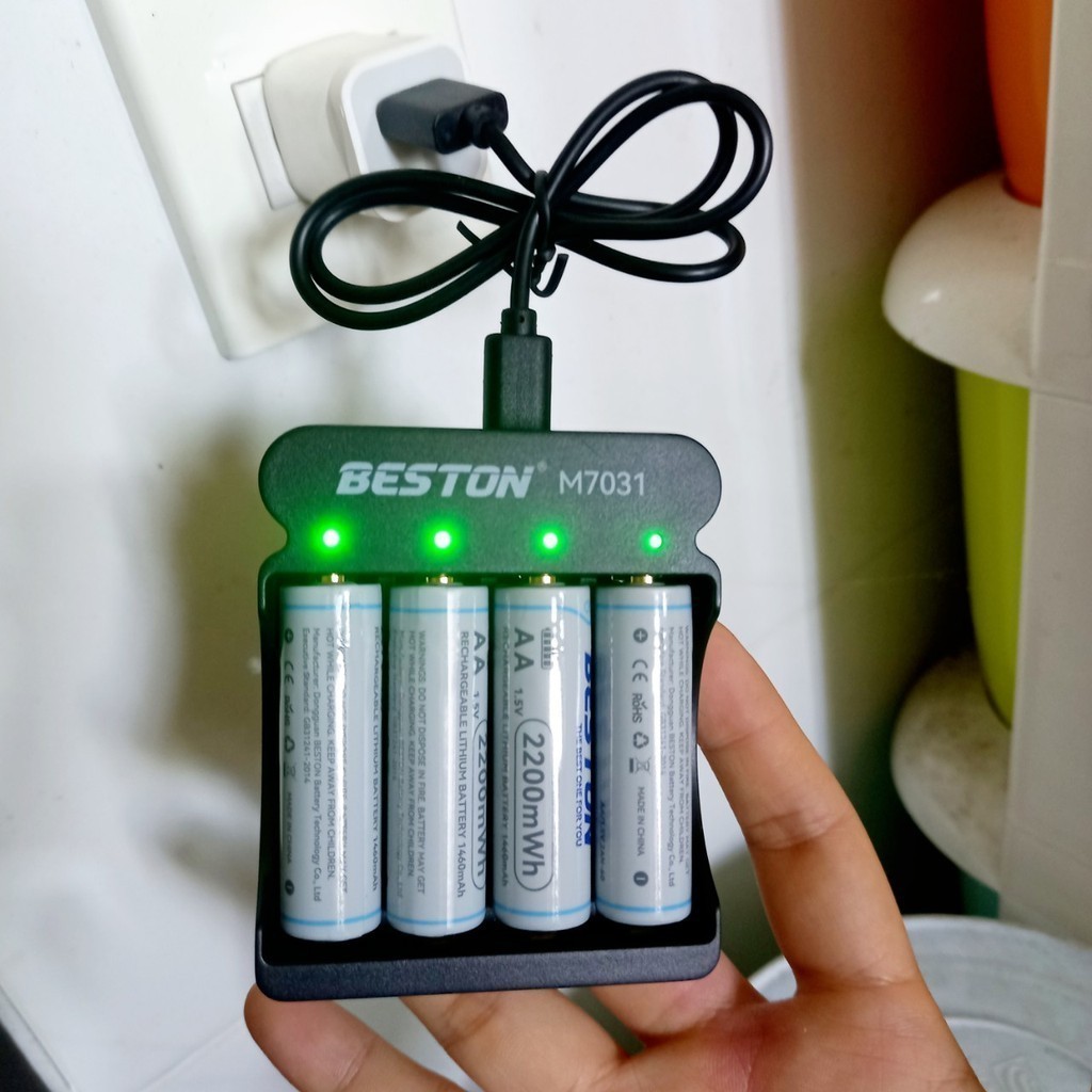 Bộ 4 pin AA 2200mwh Beston chuẩn 1.5V kèm sạc M7031 mẫu mới 2 cổng micro/type-C Sạc nhanh Tự ngắt