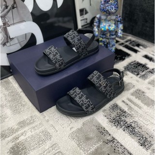 Quai hậu dior