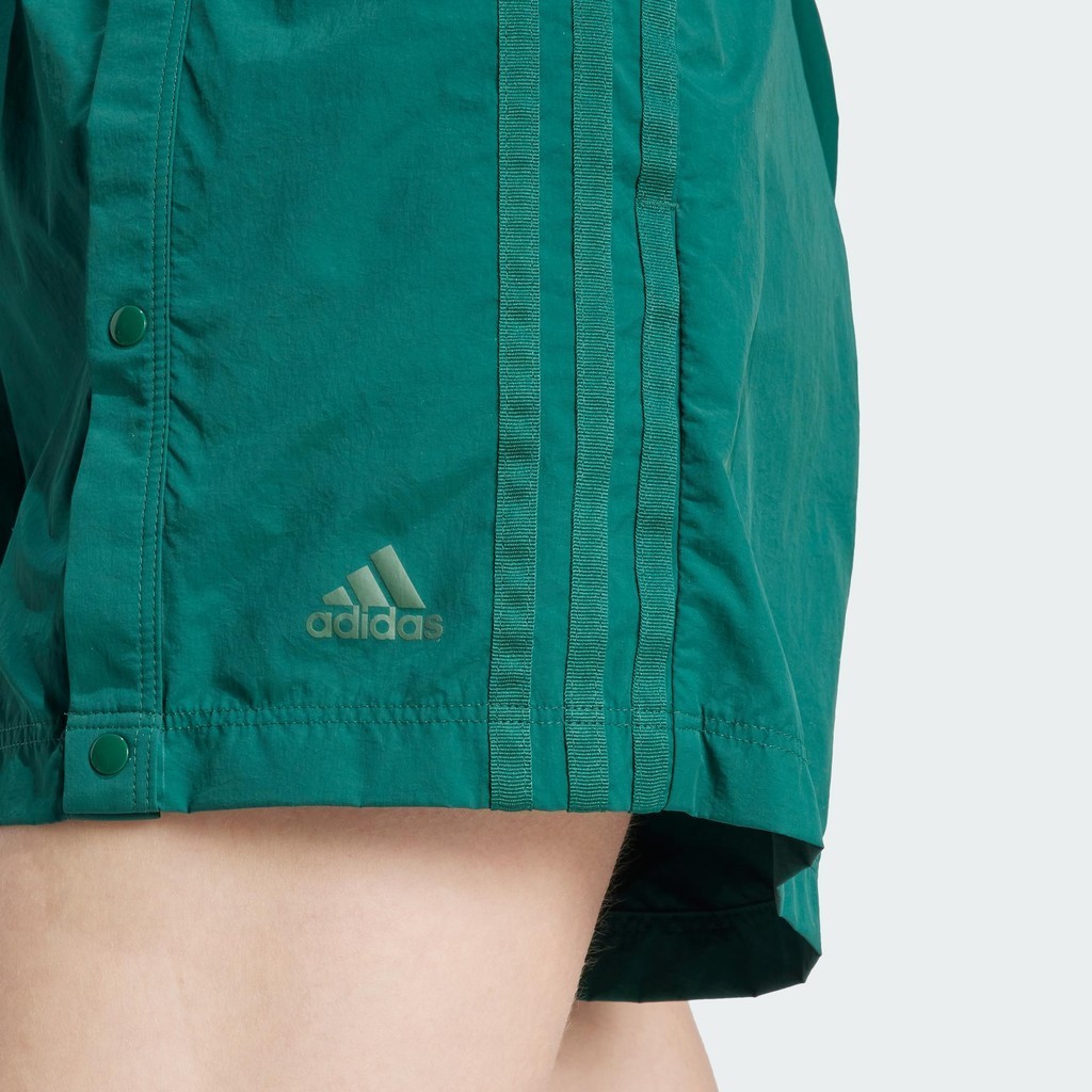 Adidas Phong cách sống Quần Short Khuy Bấm Tiro Nữ màu xanh lá IM5015