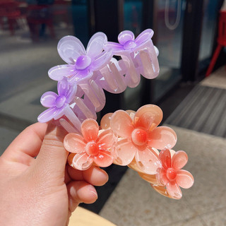 Kẹp tóc hoa nhựa phổ biến dành cho nữ