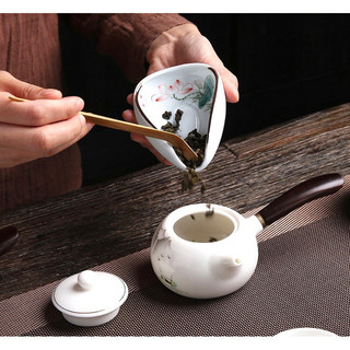 Cung nhãn trà bằng sứ (Dụng cụ trà đạo)