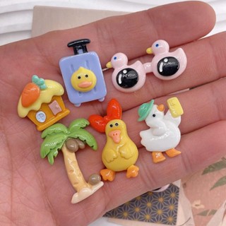   Miễn Ship  Jibbitz Crocs Sticker Charm gắn dép Vợ Chồng Nhà Vịt đi Du Lịch Dễ Thương - Có Nút Gắn 