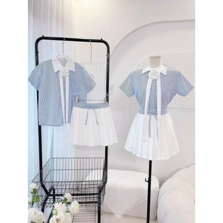 Set sơ mi kẻ xanh cổ bẻ trắng gắn hoa + chân váy trắng xếp ly