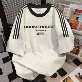 Áo thun Raglan sọc vai đen và chữ ROOKIEHOUSE, tay áo rộng, dạng Unisex