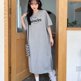 Đầm suông thun dáng rộng lười biếng in dòng chữ cổ điển xẻ tà dài TTDSA0200
