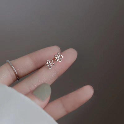 Pinkdudu Bông Tai Hoa Thanh Lịch Mini Rỗng Ra Hoa Nhỏ Niche Thiết Kế Ngủ Đơn Giản Có Thể Tháo Rời Trang Sức PD1858