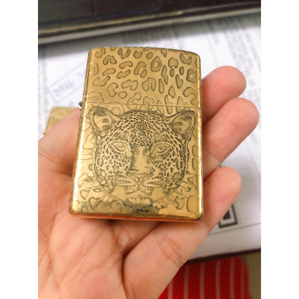 Vỏ  Zippo Báo gấm Leopard, Báo gấm màu vàng.  vỏ đồng  có tem đỏ