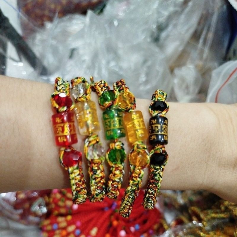 Vòng tay may mắn đan từ chỉ ngũ sắc  và mix chú Omina