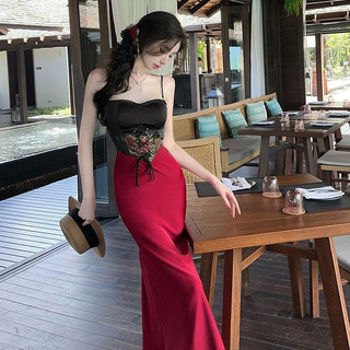 Váy treo màu tương phản màu đỏ đen kiểu dáng mới. Váy đuôi cá dài có dây đeo Jacquard cổ điển. Cô Gái Nóng Gợi Cảm