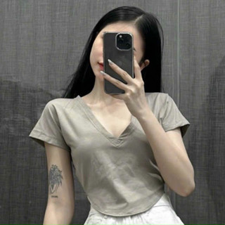 Áo thun croptop cổ tim vạt bầu