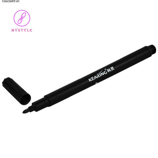 Feather pens are used to draw colors on DIY clothing fabrics