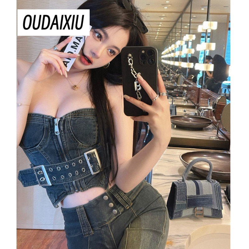 Áo sơ mi ống gợi cảm và thời trang và quần jean lưng cao, phù hợp cho nữ