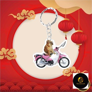 Móc khoá Cheems cưởi xe mẫu hot - móc khoá mica in 2 mặt