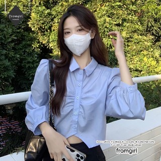 Áo sơ mi dài tay ôm eo, cổ ve áo khoe hình dáng, và áo sơ mi xếp ly thanh lịch
