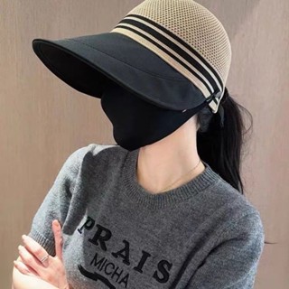  M126 Mũ bucket cói rộng vành với chóp kín chống nắng kèm nút gài khẩu trang tiện lợi cho đi biển. 