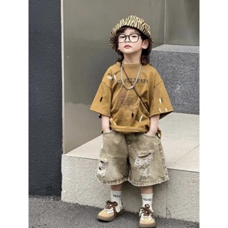[3221 Yêu Thích] Trang phục mùa hè cho bé trai với quần short rách, áo ngắn tay thời thượng phong cách mới 2024, quần short denim rách, phiên bản Hàn Quốc, quần short năm điểm cá tính