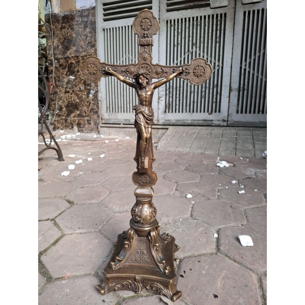 thánh giá chất liệu đồng cao50cm.  ngang 23cm decor quán xá