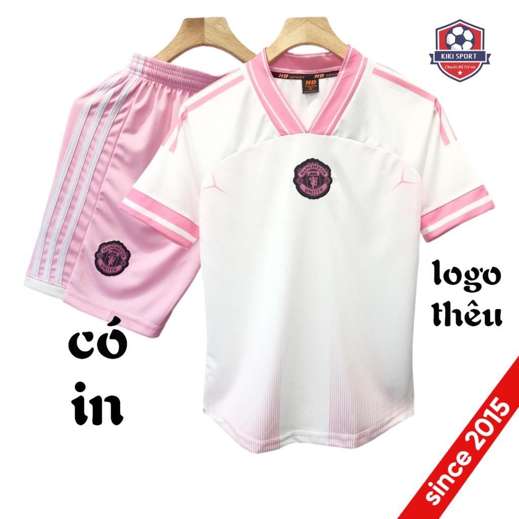 [KiKi Sport - in sau lưng theo yêu cầu]Quần Áo Bóng Đá, Đồ Đá Banh MU trắng  hồng Cổ V 2025 mè hàn C