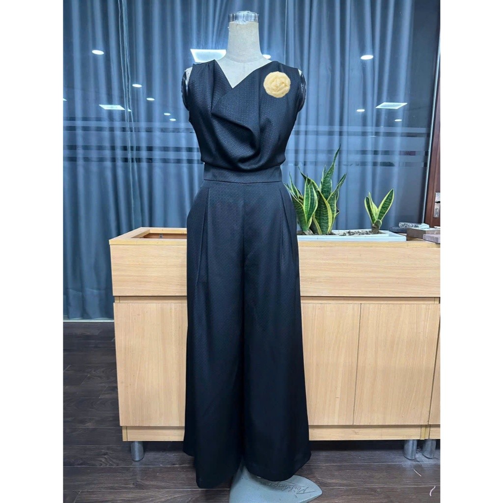 Jumpsuit Dài Ống Rộng Đen Hoa Cài MY WAY Elegant Fashion Thanh Tao Hiện Đại 1MQLA1758H