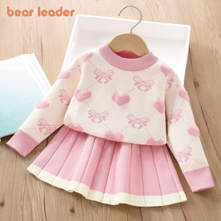 BEAR LEADER Gấu Lãnh Đạo Phiên Bản Hàn Quốc Quần Áo Bé Gái Áo Chui Đầu In Hình Nơ Tình Yêu Áo Len + Váy Phù Hợp Với Mùa Thu Đông Bộ Trẻ Em Mới