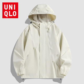 Áo khoác chống gió và chống nước mùa thu Uniqlo 2025 với áo khoác thiết kế đa khóa