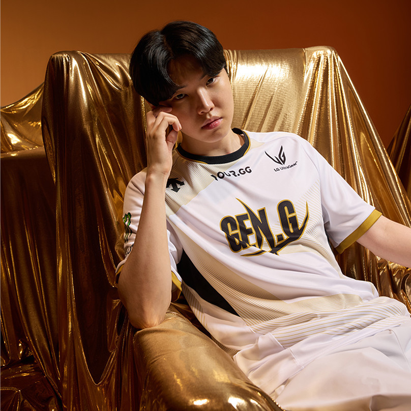 Áo đấu cầu thủ thế giới 2024 cho đội tuyển Gen.G với hình ảnh Canyon và Chovy trong phong cách áo th