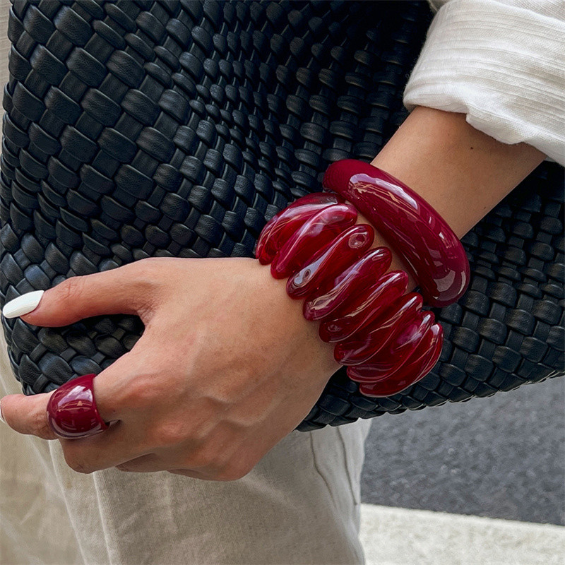 Vòng tay rộng mờ đỏ phóng đại cổ điển