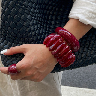 Vòng tay rộng mờ đỏ phóng đại cổ điển