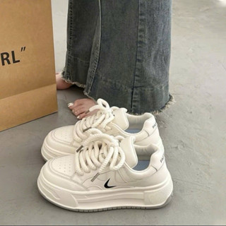 GIÀY THỂ THAO NỮ MÀU TRẮNG ĐỘN ĐẾ CAO PHỐI DẤU TÍCH GIÀY BUỘC DÂY MÀU TRẮNG