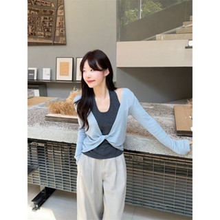 Kii Wii Mùa Thu Mới Nữ Khâu Tương Phản Treo Cổ Rỗng Ra Xoắn Dài Tay Dệt Kim Áo Thun 240921