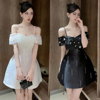  Váy Thiết Kế Chất Tafta phom chuẩn- Đầm Dây Trễ Vai Phối Hoa Lông vũ.2 màu đen -trắng 