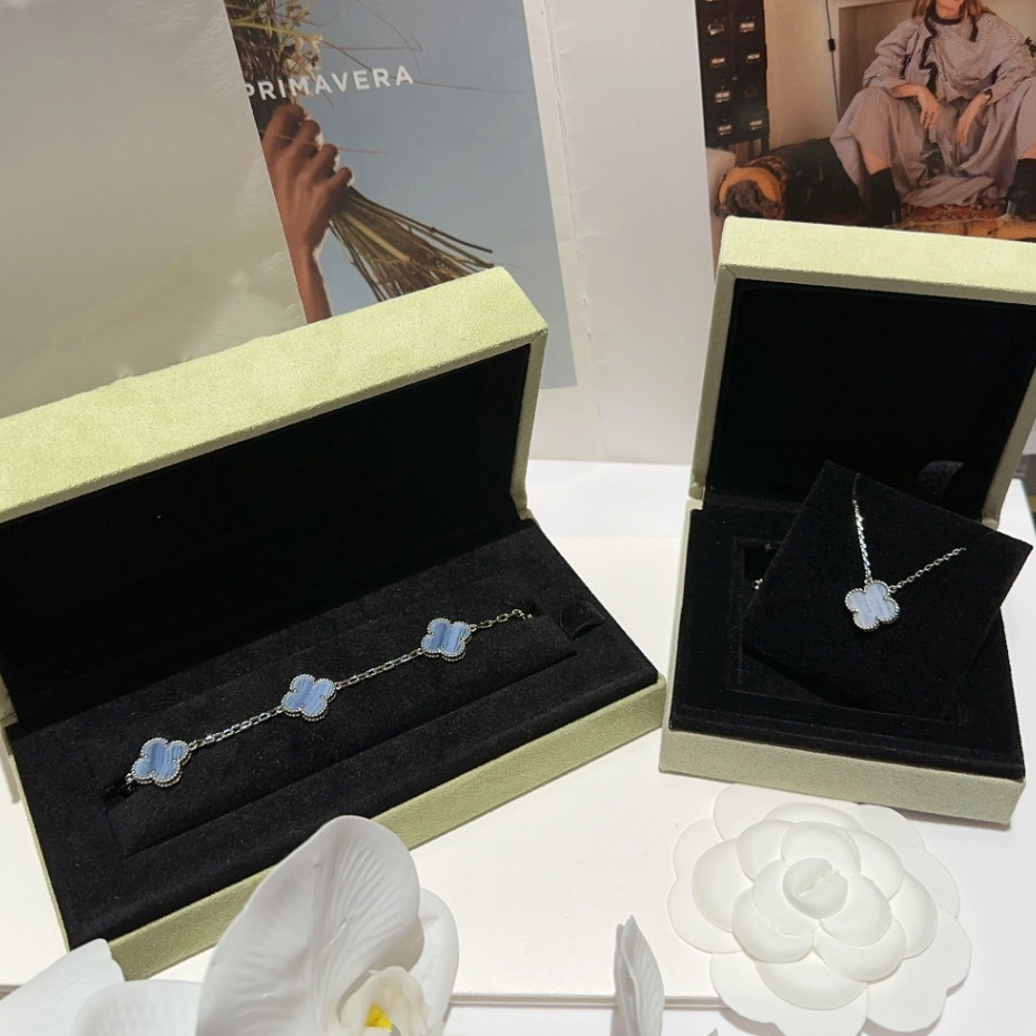 Vòng tay Chalcedony màu tím bốn lá vàng 18K dành cho nam giới