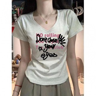 【100% cotton  Áo baby tee Áo Thun ôm body Áo y2k Áo thun cổ chữ V in chữ phong cách mới mùa hè phong cách mới hàng đầu