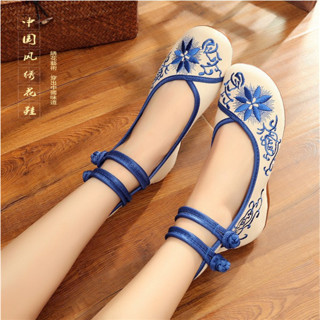 Giày nữ mùa thu xuân hè Giày thêu cổ Bắc Kinh thêu hoa độn cao bên trong giày đơn Giày vải gót dốc sứ xanh trắng phong cách Trung Quốc