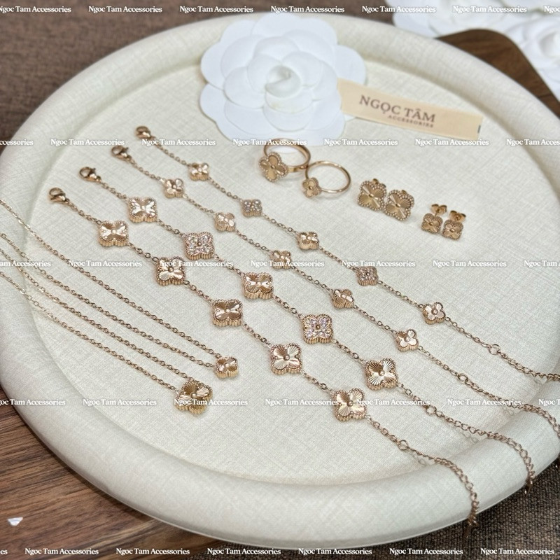 Bộ 4 món vòng cổ nữ bốn lá, vòng tay cỏ 4 lá không han gỉ, khuyên tai màu LAZE VÀNG HỒNG cao cấp