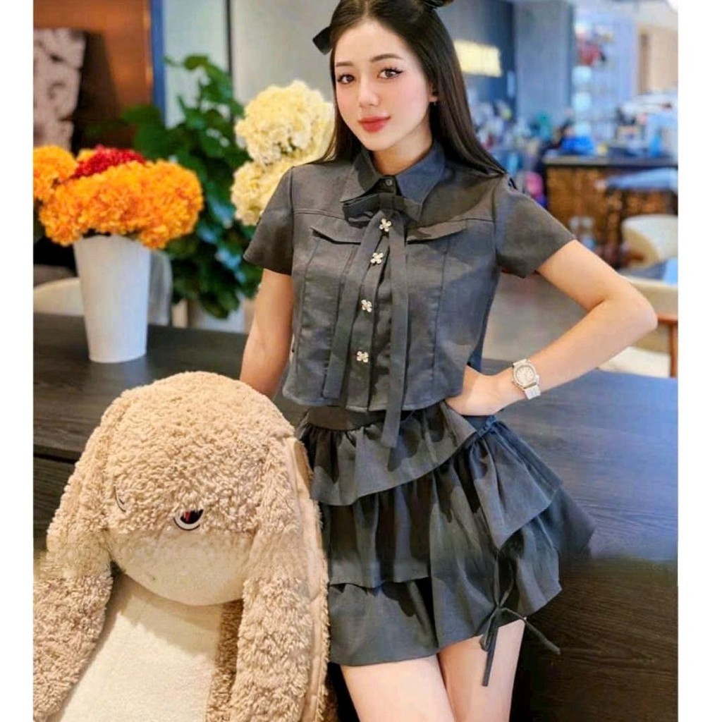 sét váy thiết kế áo sơ mi carvat đính nơ, chân váy xếp tầng, chất liệu Mango,lcó quần trong free siz